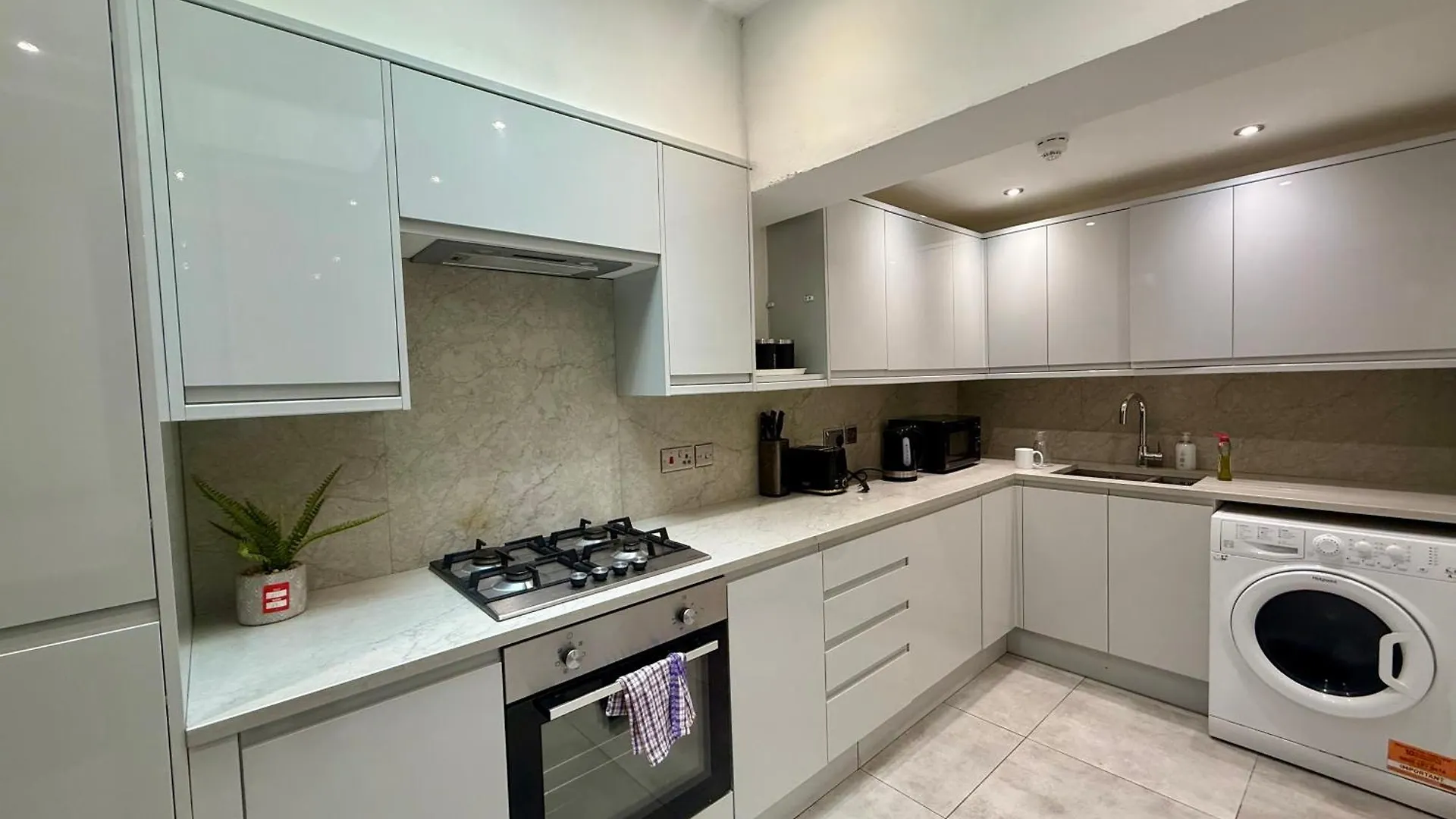 Bloomsaway Seafront Sixbedroom Bn14Bsma Brighton 0*,  United Kingdom